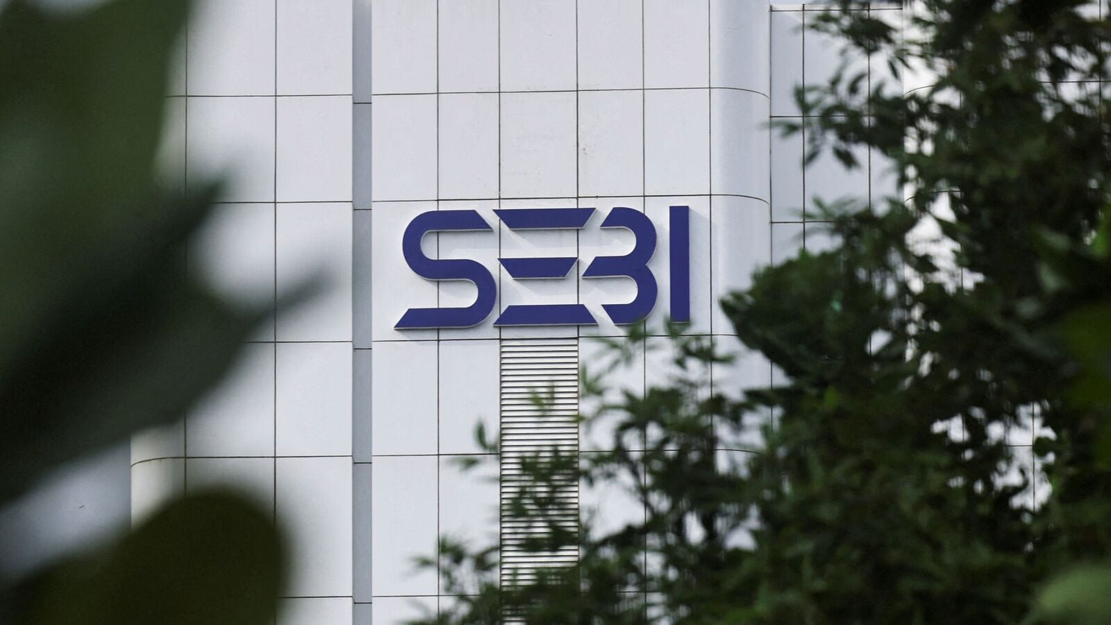 Axis Securities punished ₹ 10 lakh by SEBI to provoke stock broker rules