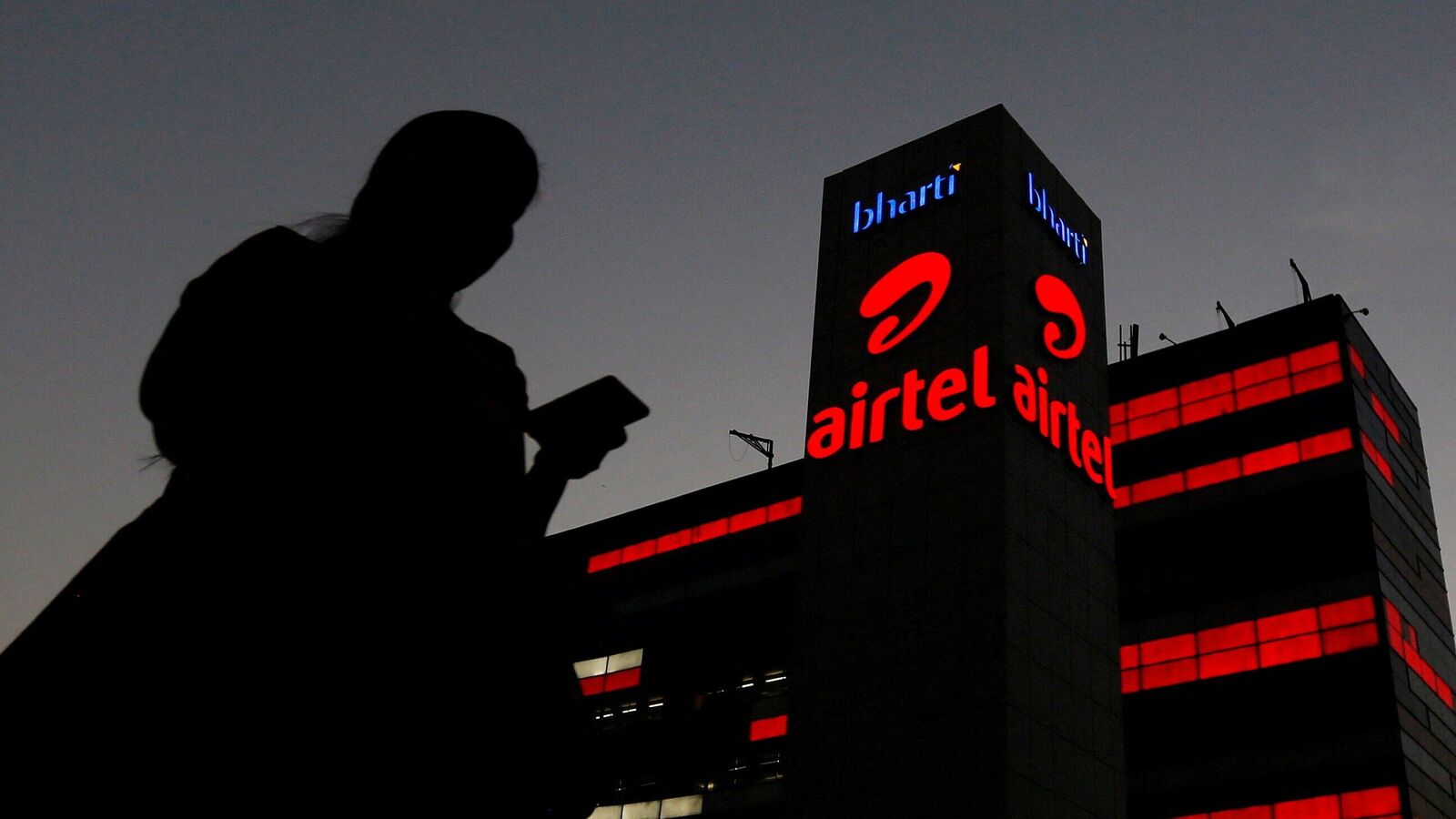 Bharti Airtel share price falls after promoter-group entity. ICIL sells 0.84% ​​stake. 8,485 crores