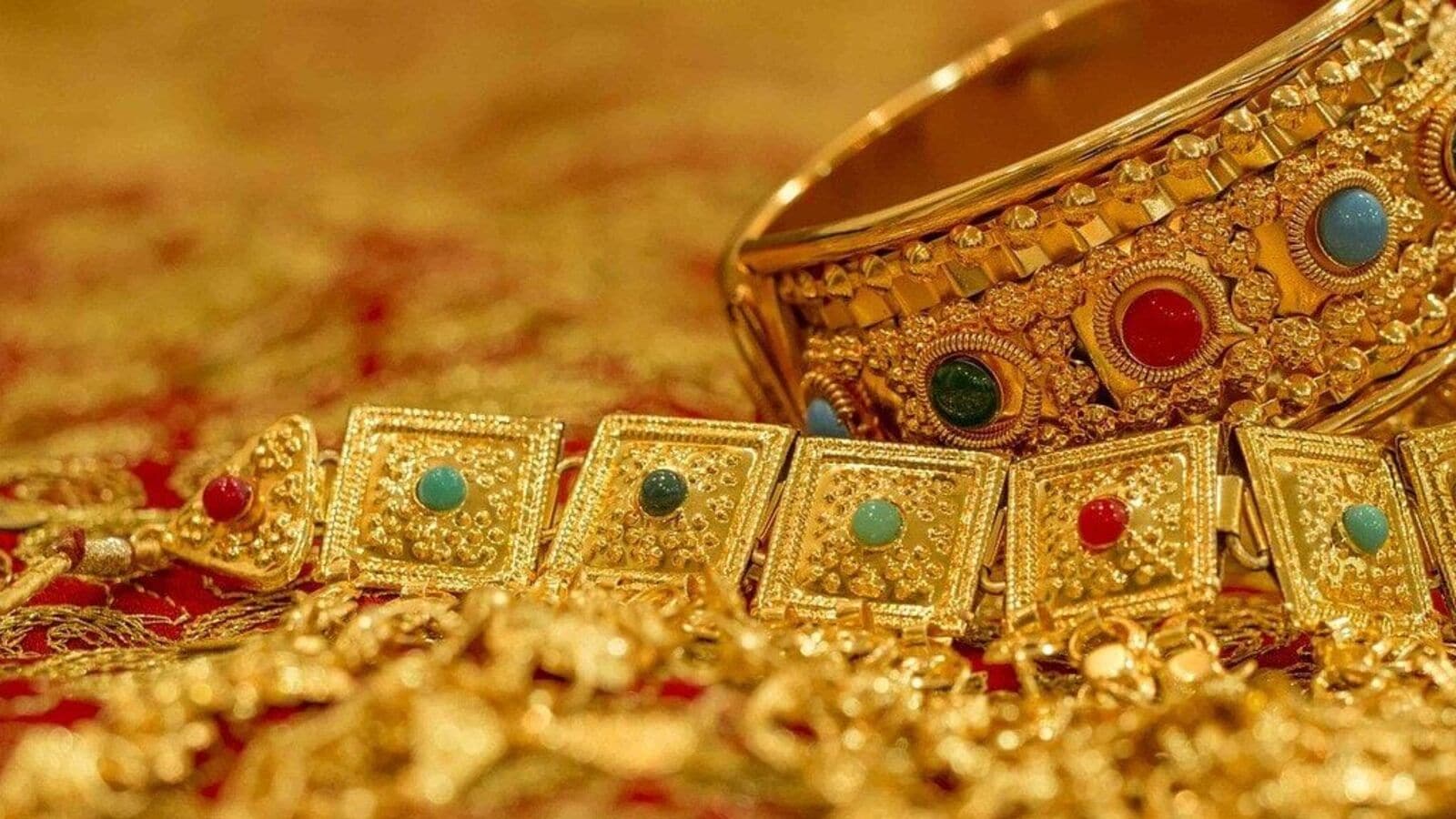 Titan Q4 Results: Pat increases to 11% yoy; 870 crores; ₹ 11 dividend declared